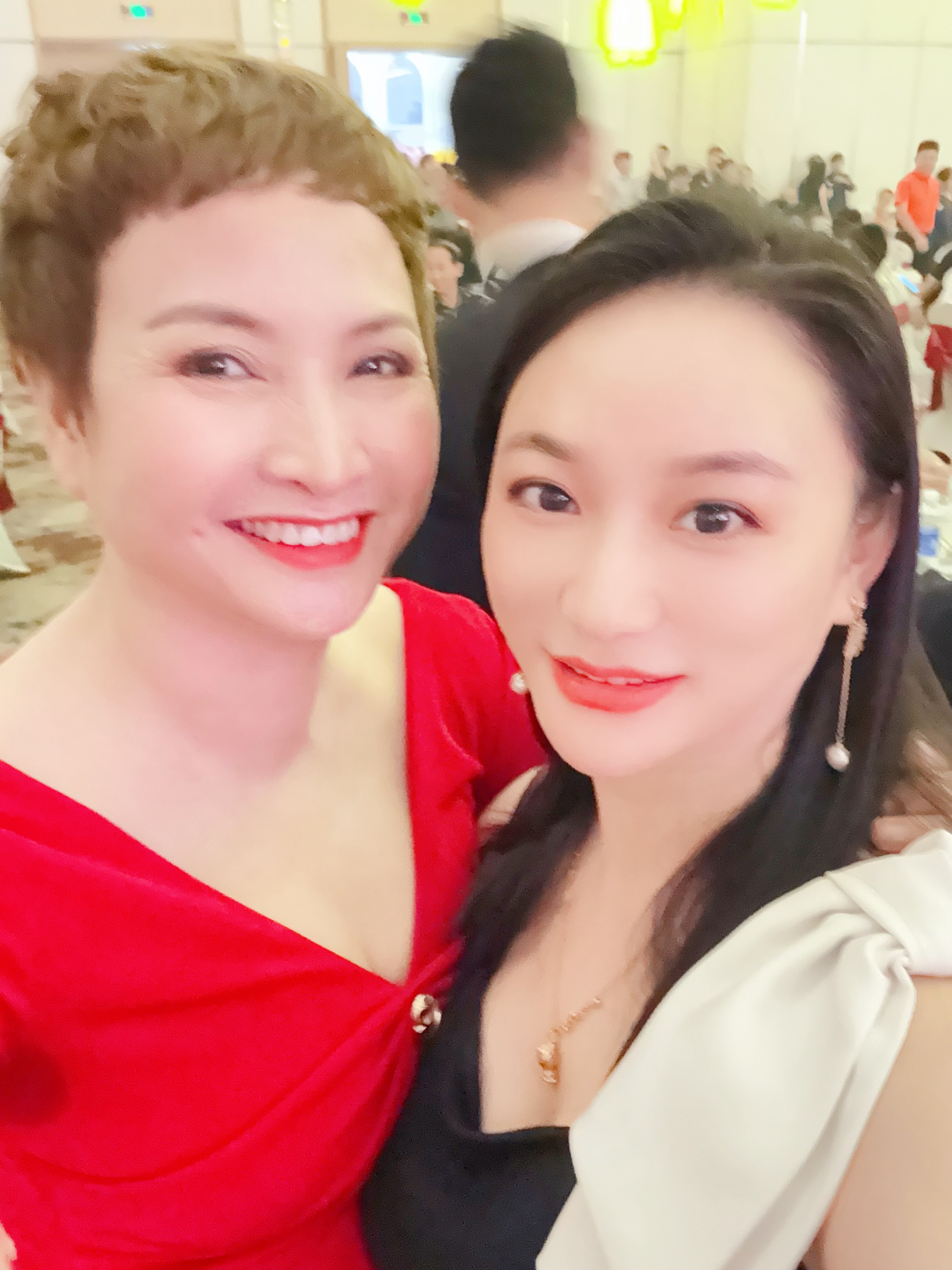 Chụp với khách quen